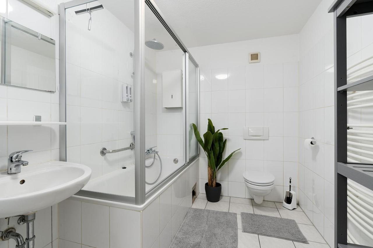 Einfach Aber Sehr Komfortabel - Wohnung Fuer 6 Personen - 2Xwc - Grupen, Messe, Monteure, Studenten - Voll Ausgestattet - 6 Betten 140X200Cm Hochwertig, 3 Smart-Tv 55 Zoll Netflix, 1000 Mbit Wlan, Voll Ausgestattete Kueche Duisburg Zewnętrze zdjęcie