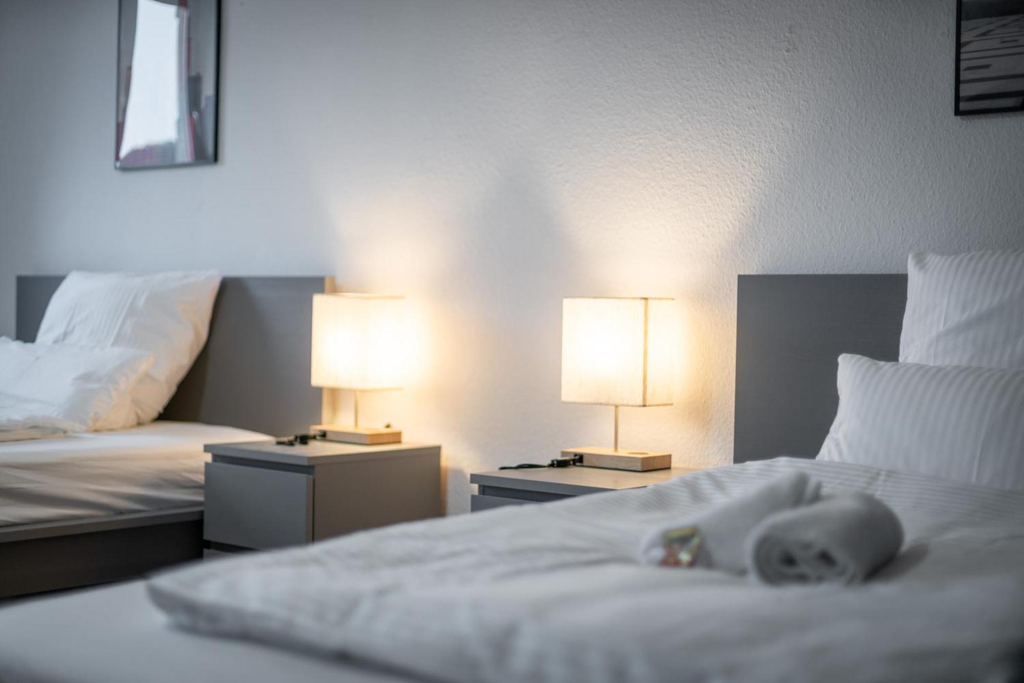 Einfach Aber Sehr Komfortabel - Wohnung Fuer 6 Personen - 2Xwc - Grupen, Messe, Monteure, Studenten - Voll Ausgestattet - 6 Betten 140X200Cm Hochwertig, 3 Smart-Tv 55 Zoll Netflix, 1000 Mbit Wlan, Voll Ausgestattete Kueche Duisburg Zewnętrze zdjęcie